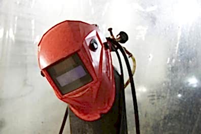 Точечная сварка и маска сварщика в санрено